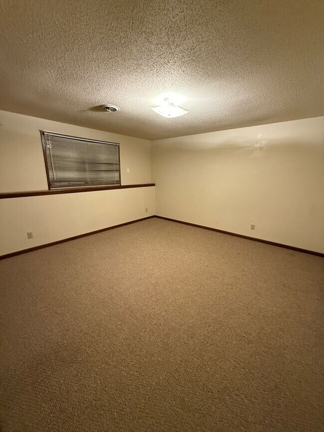 Building Photo - PP - 14 - Grandview Ave