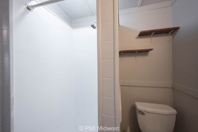 Building Photo - "Cozy 1-Bedroom Retreat in Greenfield – Pe...