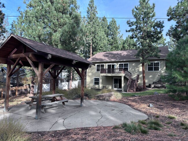 Building Photo - Sign your lease by December 31st and enjoy a $1,000 rent discount applied at move-in!