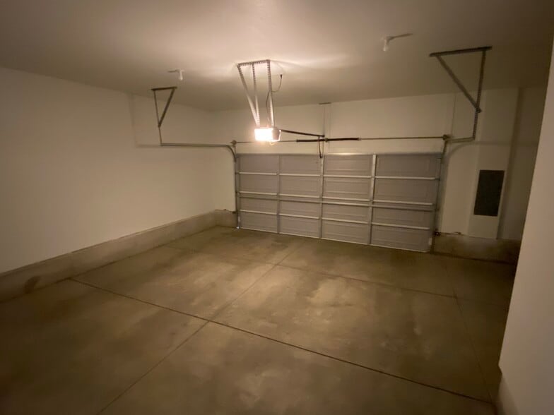 Oversized 2 car garage with storage - 2614 Avenger Pl #5