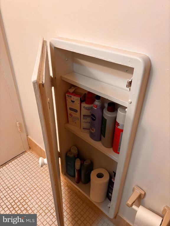 Building Photo - 2 Canterbury Square