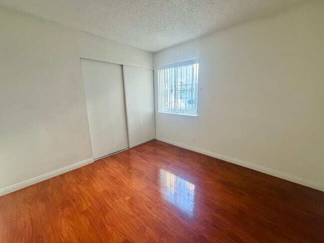 Building Photo - Super central 2 bedroom condo with tile & laminate flooring and in unit laundry! Home is very con...