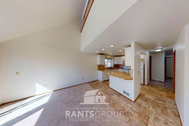 Building Photo - Lovely pet-free end unit in an established...