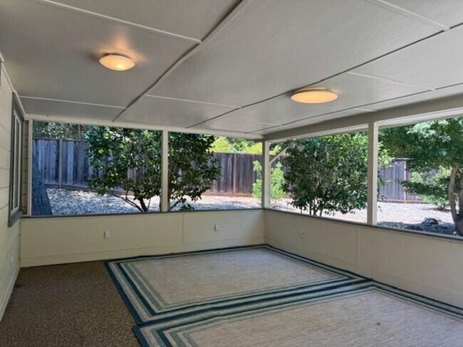 Building Photo - Fabulous single level Lafayette home nestled at the end of a tree-lined drive.