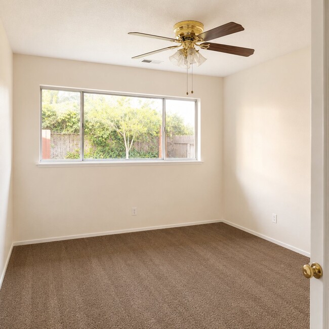 Building Photo - 305 E Encore Dr