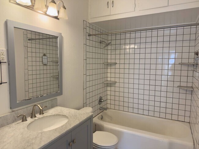 Building Photo - Adorable 3 bed 2 bath home in Brook Village!