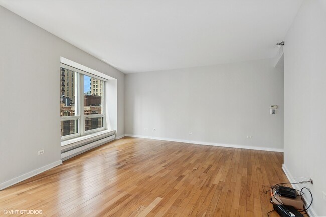 Building Photo - 57 E Delaware Pl