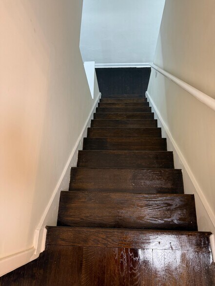 Building Photo - 628 Church St