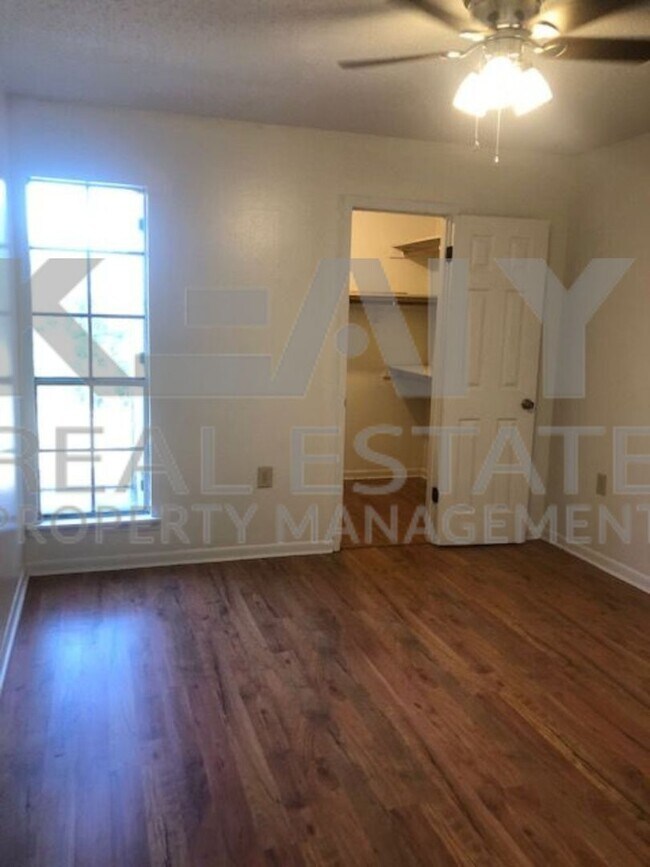 Building Photo - 407 Fox Run Ave