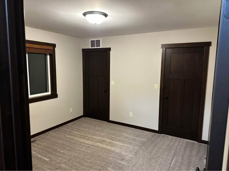 Building Photo - 1042 E Madison St