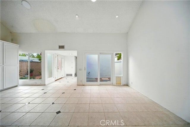 Building Photo - 75 Willow Tree Ln