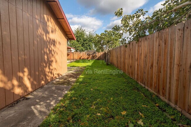 Building Photo - 2414 Shropshire Dr