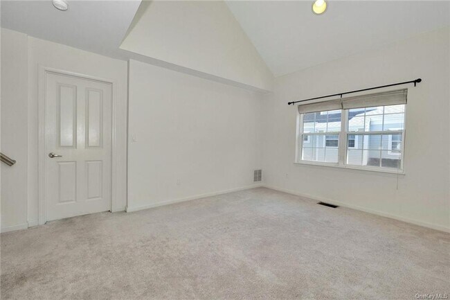 Building Photo - 31 Underhill Dr