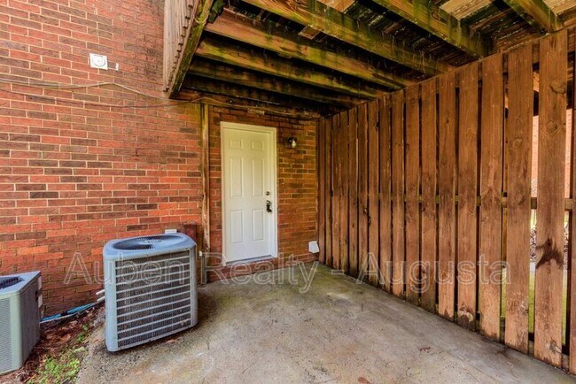 Building Photo - 1546 Hamilton Dr