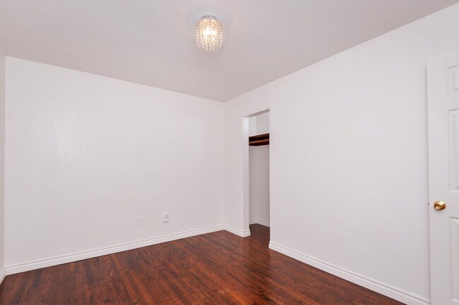 Building Photo - Beautifully renovated upstairs unit in South Mission Hills!  A MUST-SEE!