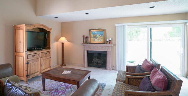 Building Photo - Beautifully Furnished Condo with Mountain Views