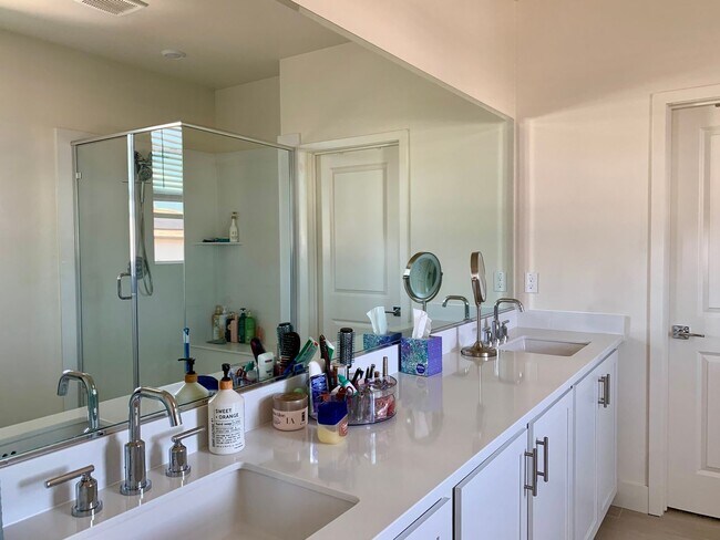 Building Photo - 4 Bedroom Home in Hollister with 3 Full Bathrooms and Central A/C