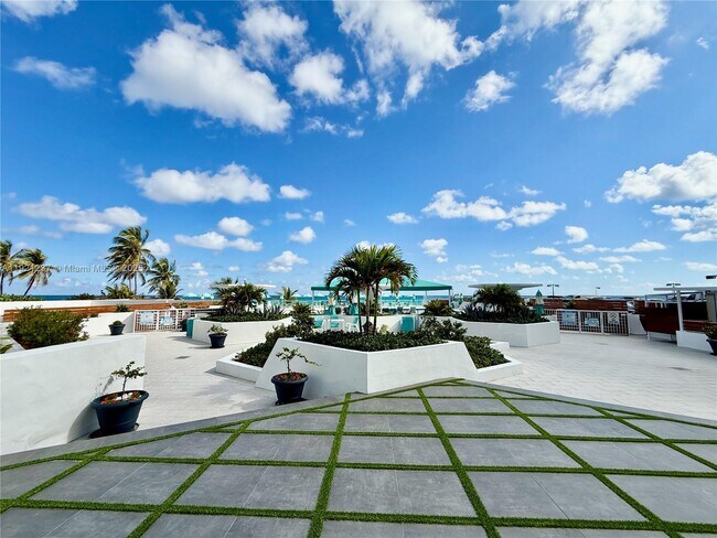 Building Photo - 3140 S Ocean Dr