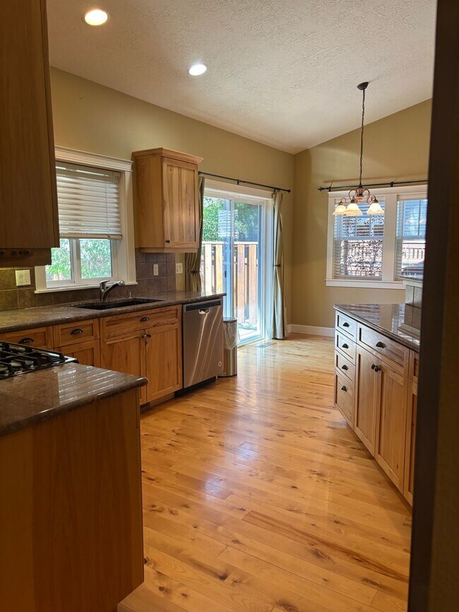 Building Photo - 3 Bed 2 Bath Single level - Fenced Yard-No...