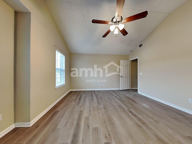 Building Photo - 25 Willow Lakes Dr