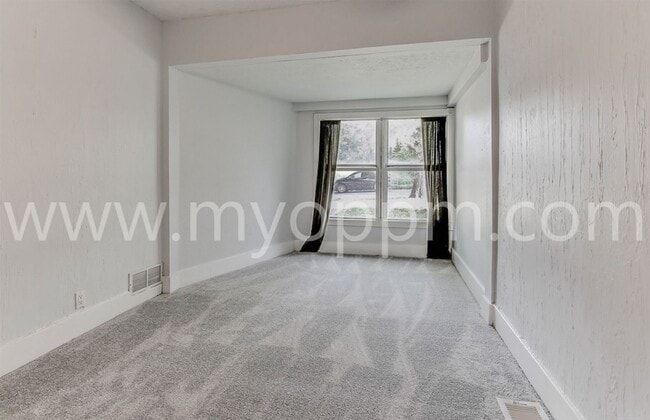 Building Photo - Beautiful 2 Bedroom / 1 Bathroom Home | Ne...