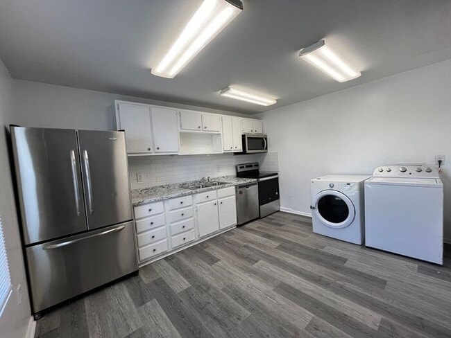 Building Photo - Spacious 4-Bedroom Duplex with Modern Amen...