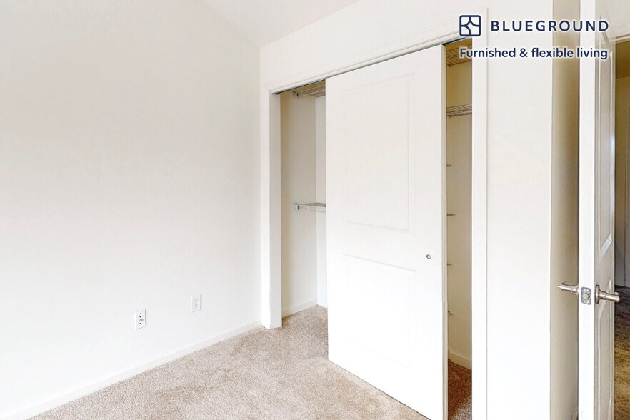 Building Photo - 998 Stewart Ave