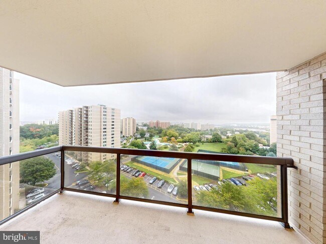 Building Photo - 307 Yoakum Pkwy