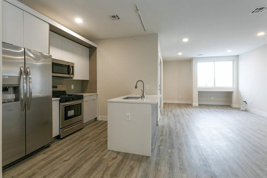 Building Photo - 6020 Hudson Ave