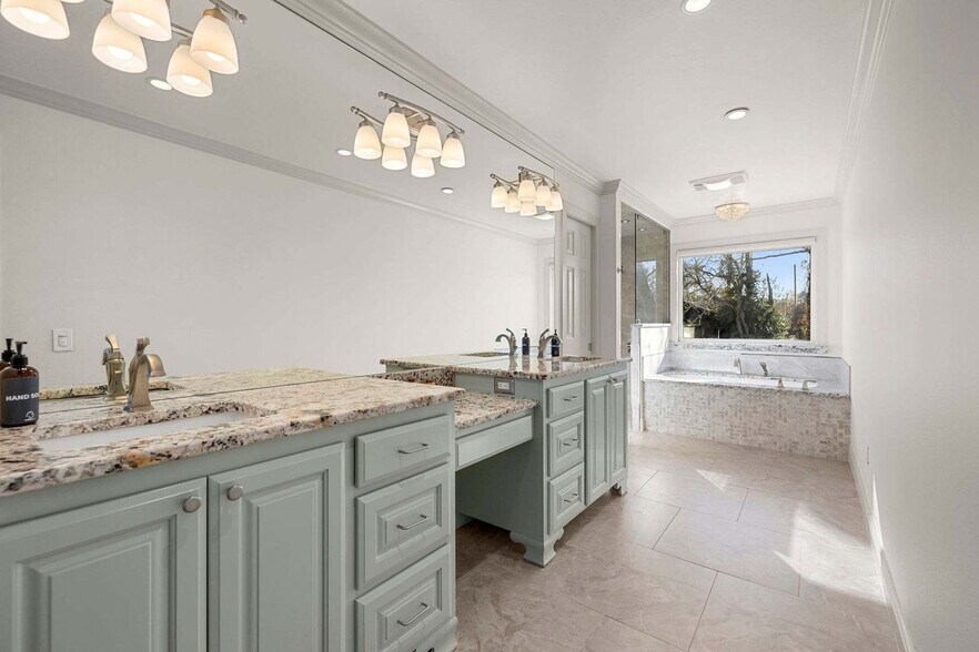 Building Photo - 515 NW D St