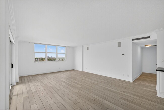 Building Photo - 2600 N Flagler Dr