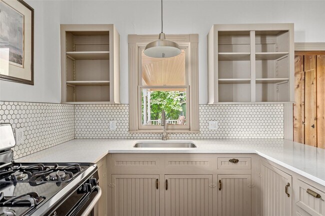 Building Photo - 806 E Main St