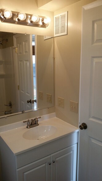 Building Photo - 6067 W Donnagail Dr