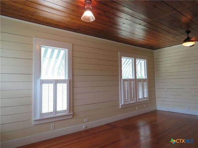 Building Photo - 610 E Krezdorn St