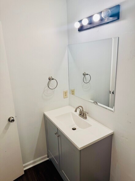 Building Photo - 1704 Riverside Ct NE