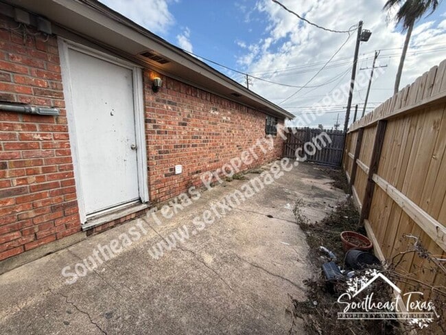 Building Photo - 445 N 18th St