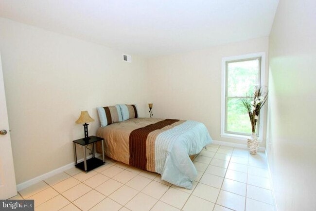 Building Photo - 5818 Royal Ridge Dr