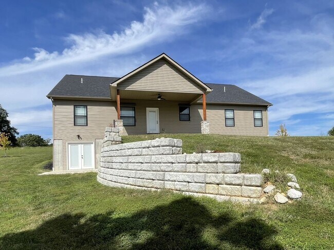 Building Photo - Beautiful 3 Bed / 2 Bath Home with 3-Car G...