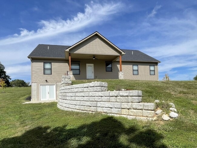 Building Photo - Beautiful 3 Bed / 2 Bath Home with 3-Car Garage!