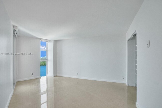 Building Photo - 100 Bayview Dr