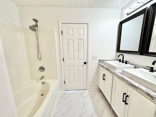 Building Photo - Townhome located in Live Oak!!
