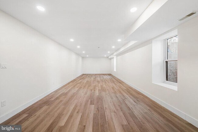 Building Photo - 705 Preston Ave