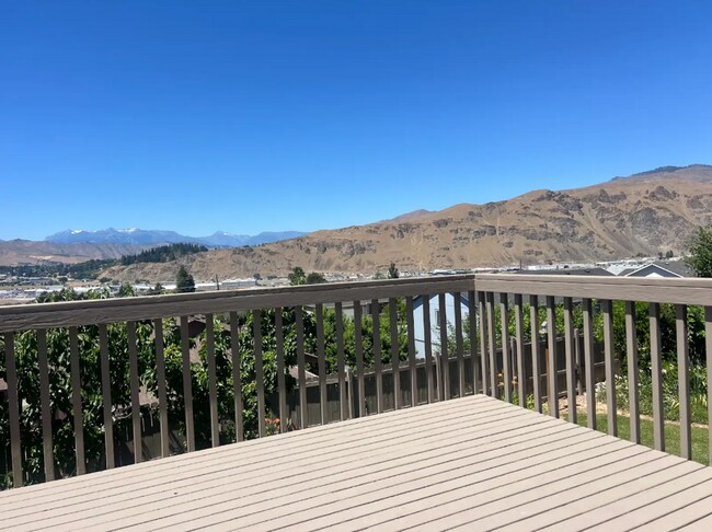 Building Photo - 3950 NE Vista del Rey Dr