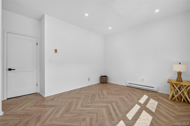 Building Photo - 8 Roundtree Ct