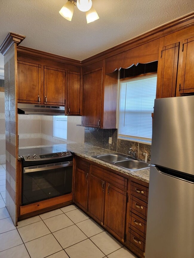 Building Photo - Convenient to interstate & shopping!