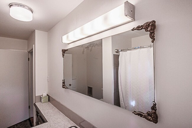 Building Photo - Charming three bedroom, two bath home with a Garage