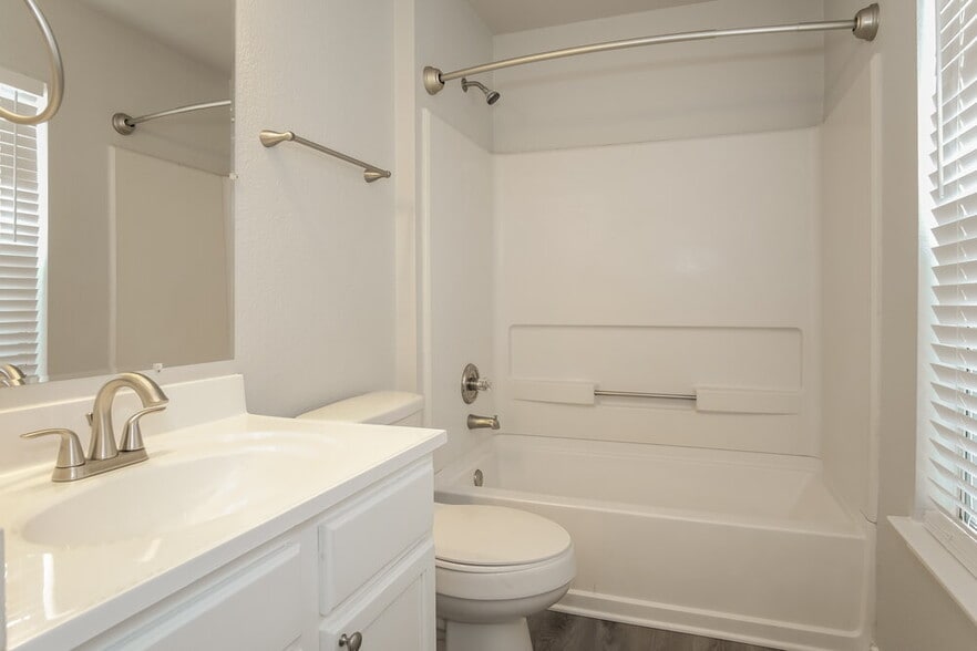 Building Photo - 1404 Geoffs Dr