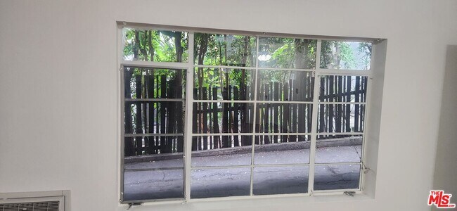 Building Photo - 1013 N San Vicente Blvd