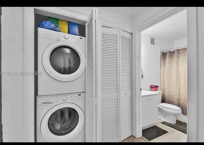 Building Photo - 985 NE 33rd Terrace