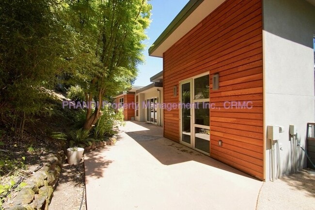 Building Photo - 19 Toyon Ln